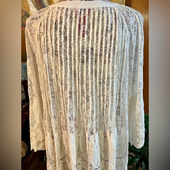 🛍️V. CHRISTINA Cream lace long sleeve blouse size L. - Picture 12 of 12